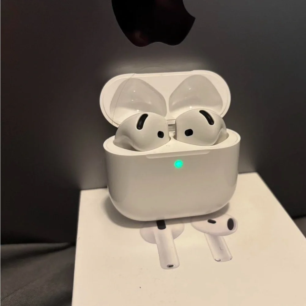Apple White Wireless Earbuds with Charging Case